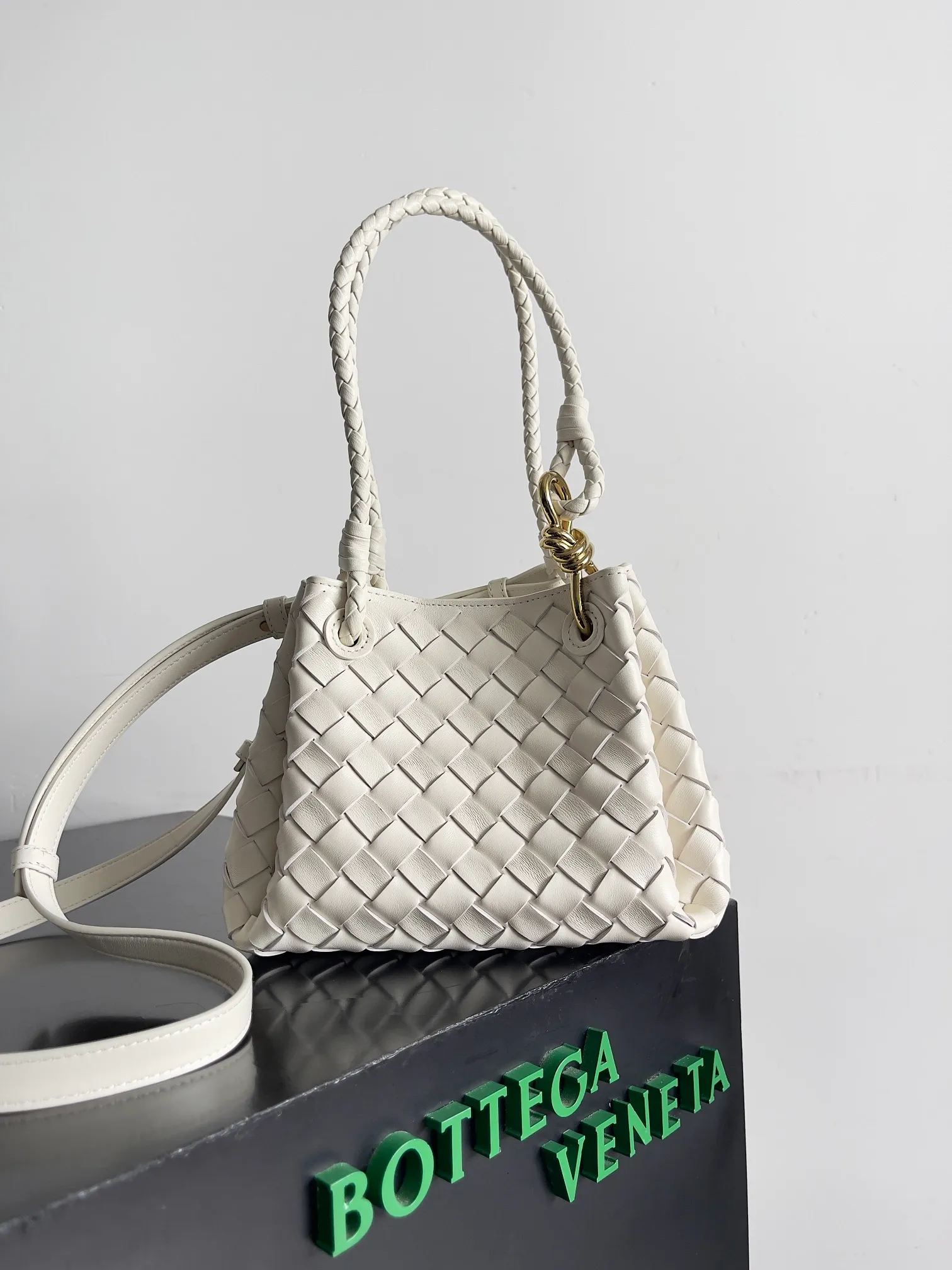 Batch 1760 BV home is new! Andiamo combines the Bottega Veneta archive parachute handbag to inherit retro elements and integrate modern trends. The same style as Shu Qi's in Beijing Night. It is a continuation of the classic bag. It has three functions: hand carry, shoulder and cross-body. It is embellished with metal brass knot buckles. It is small and has an amazing capacity. It can easily hold sunglasses in a box / small bottle of water / powder powder / charger and other daily necessities when going out. The upper body is versatile. Style number: 796569 Size: 21*17*16.5cm